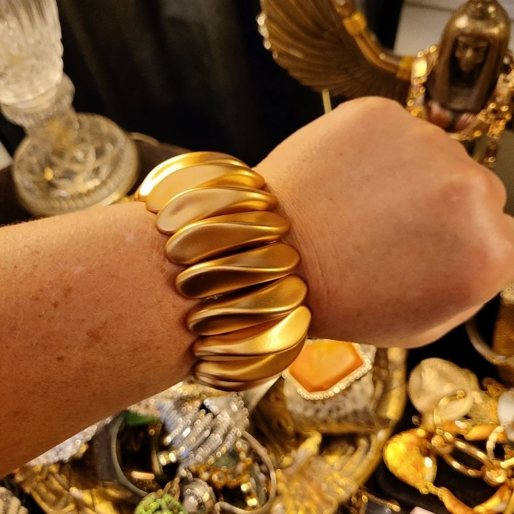 VINTAGE CHUNKY WAVED LARGE BEAD MATTE GOLD STRETCH BRACELET - Picture 5 of 13